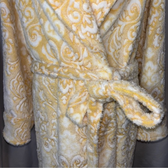 Women’s Yellow and White Patterned Plush Comfy Robe - Picture 7 of 11